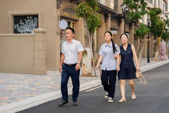 Các khách hàng hào hứng tham quan nhà mẫu và trải nghiệm chuẩn sống “city resort” tại Royal Boulevard.