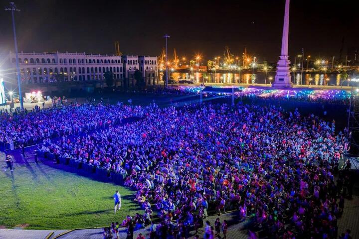 Concert “Em Bé Chất” tối 30/5 biến quảng trường châu Âu thành đại tiệc âm nhạc sôi động.