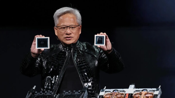 CEO của Nvidia, Jensen Huang, giơ cao những con chip mới. (Nguồn: Getty Images)