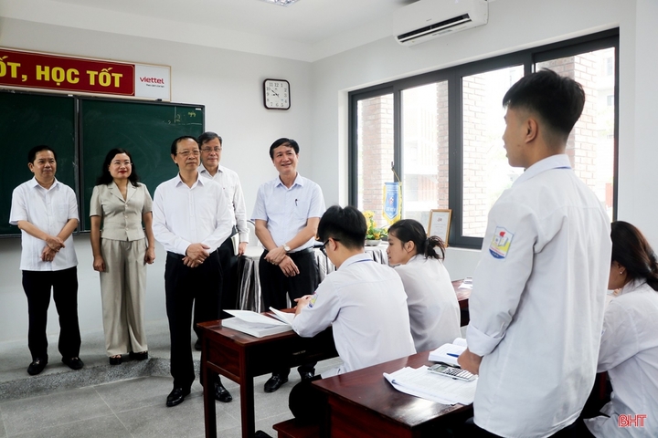Cả nước có 1.223.776 thí sinh đăng ký dự thi, tăng 61.642 em so với năm 2025, với 2.487 điểm thi với gần 50.000 phòng thi.