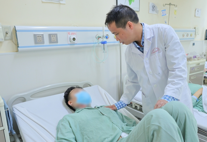 TS.BS Nguyễn Đình Liên, Trưởng khoa Phẫu thuật Thận tiết niệu và Nam học thăm hỏi sức khoẻ người bệnh.