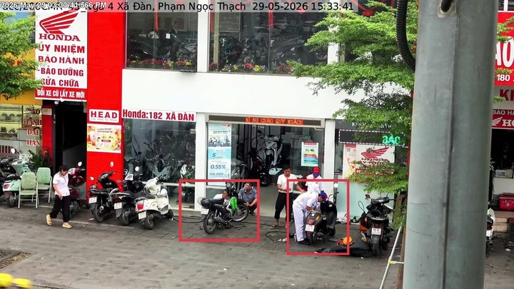 Trước 182 Xã Đàn, phường Văn Miếu - Quốc Tử Giám – sử dụng trái phép vỉa hè để sửa chữa phương tiện.