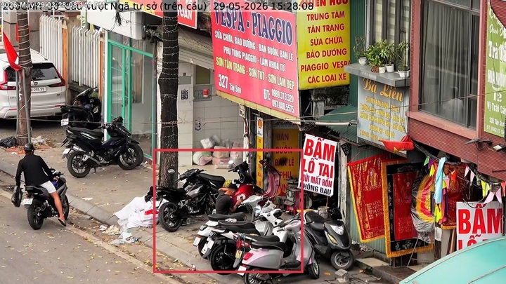 Trước số 327 Tây Sơn, phường Kim Liên – sử dụng trái phép vỉa hè để sửa chữa phương tiện.