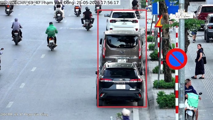 Trước số 49 Phạm Văn Đồng, phường Phú Diễn – Đỗ xe ô tô tại nơi có biển “Cấm đỗ xe”.