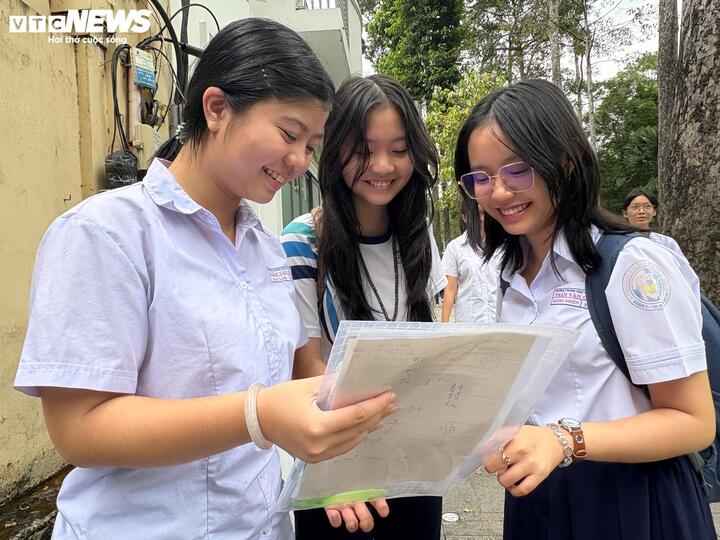 Nhiều thí sinh rời phòng thi môn Toán - môn thi cuối của kỳ tuyển sinh lớp 10 với tâm trạng vui vẻ.