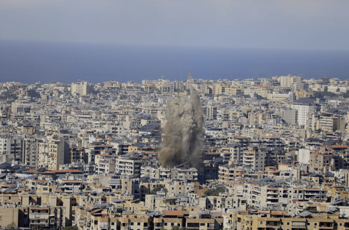 Khói bốc lên sau cuộc không kích của Israel xuống Beirut, Lebanon. (Ảnh: THX)