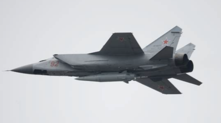 Một máy bay phản lực MiG-31 của Nga mang theo tên lửa siêu thanh Kinzhal. (Ảnh: Sputnik)