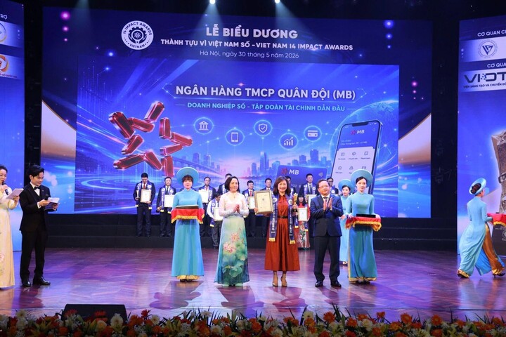 Phó Chủ tịch Quốc hội Nguyễn Thị Thanh trao giải thưởng cho bà Hà Thị Thuỳ Liên, đại diện Ngân hàng TMCP Quân Đội (MB).