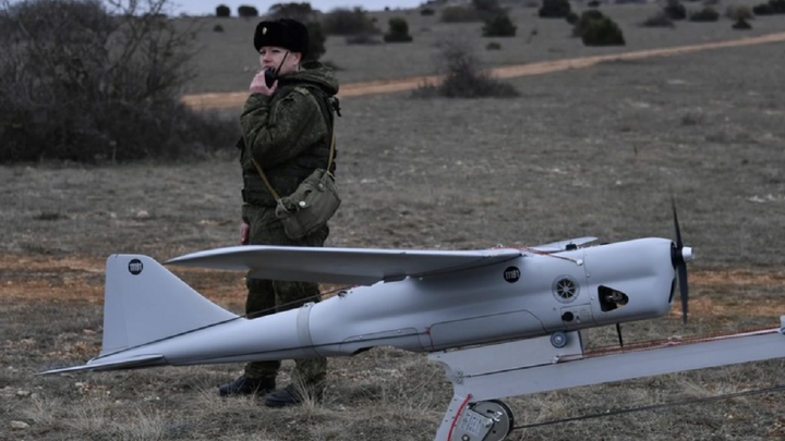 Thành viên lữ đoàn trinh sát Hạm đội biển Đen của Nga chuẩn bị cho một máy bay không người lái cất cánh. (Ảnh: Sputnik)