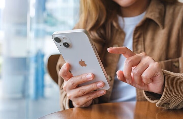 Người dùng iPhone ngừng tải xuống phương tiện tự động, xóa bộ nhớ đệm ứng dụng ẩn và xóa vĩnh viễn các ảnh vẫn còn trong thư mục "Đã xóa gần đây". (Nguồn: Dailymail)