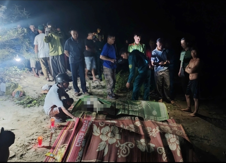 Thi thể các nạn nhân vụ lật thuyền trên sông Ngàn Phố được lực lượng chức năng tìm thấy.