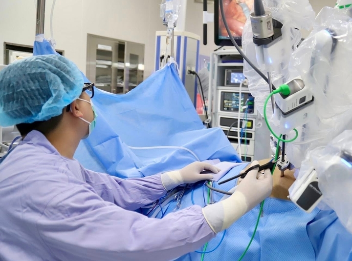 Bác sĩ xử trí ca bệnh ung thư trực tràng.