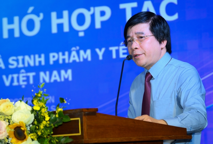 Đại diện NICVB, Viện trưởng BSCK II Ngô Phi Phương phát biểu tại lễ ký kết.