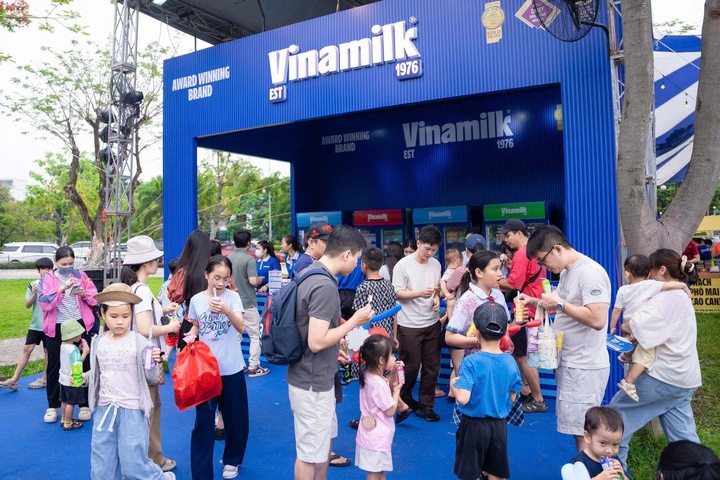 Nhiều gia đình ghé thăm và thưởng thức các sản phẩm dinh dưỡng Vinamilk tại không gian trải nghiệm của thương hiệu quốc dân này. (Ảnh: Vi Nam)