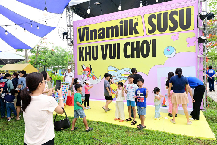 Khu vui chơi của Vinamilk với các trò chơi thú vị và những phần quà đáng yêu đặc biệt thu hút phụ huynh và các bé. (Ảnh: Vi Nam)