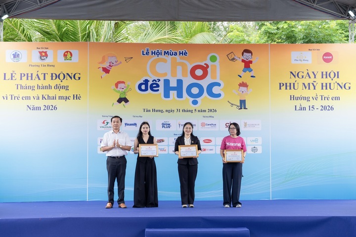 Bà Lê Thị Trâm Anh, Trưởng Bộ phận Truyền thông Marketing Vinamilk (thứ 2 từ trái qua), nhận kỷ niệm chương của chương trình. (Ảnh: Vi Nam)