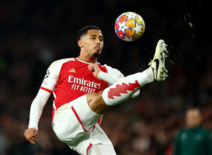 HLV Didier Deschamp khẳng định William Saliba vẫn đang tập trung cùng đội tuyển Pháp và không gặp vấn đề đáng lo ngại. (Nguồn: Reuters)