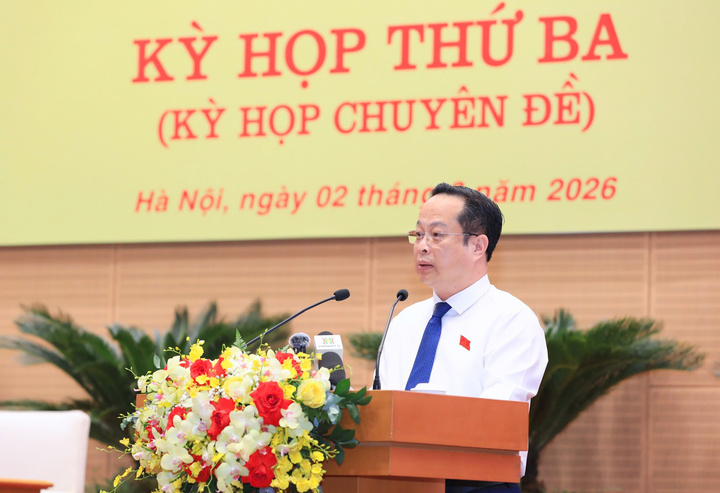 Phó Chủ tịch Thường trực HĐND TP Trần Thế Cương thông tin tại kỳ họp.