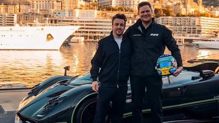 Fernando Alonso bên siêu phẩm Pagani Zonda Diamante Verde tại Monaco. (Nguồn: Mechatronik/Alex Penfold)