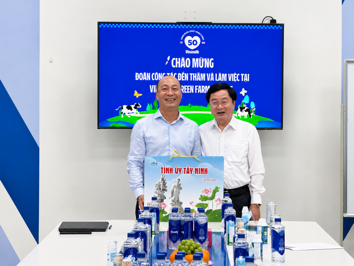Ông Nguyễn Văn Quyết, Bí thư Tỉnh ủy Tây Ninh (áo trắng) trong chuyến thăm và làm việc tại Trang trại Vinamilk Green Farm Tây Ninh. (Ảnh: VN)