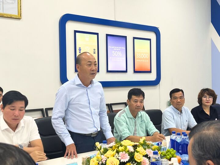Ông Đoàn Quốc Khánh thông tin về tình hình sản xuất, kinh doanh của doanh nghiệp với đoàn công tác tỉnh Tây Ninh. (Ảnh: VN)