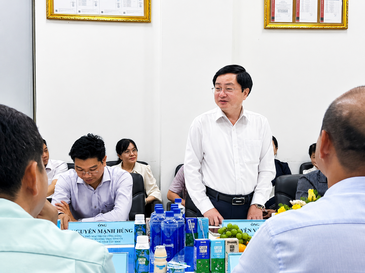 Ông Nguyễn Văn Quyết phát biểu trong chuyến thăm và làm việc tại trang trại Vinamilk Green Farm Tây Ninh. (Ảnh: VN)