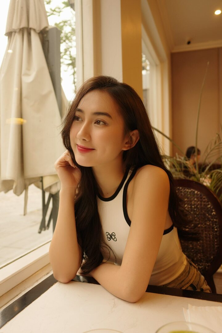 Không chỉ gây ấn tượng bởi nhan sắc xinh đẹp, Thanh Tâm còn sở hữu gu thời trang trẻ trung, đa dạng đúng lứa tuổi. Nữ diễn viên sinh năm 2005 ưu tiên những thiết kế đơn giản, tông màu trung tính và cách phối đồ năng động, dễ ứng dụng trong đời thường.