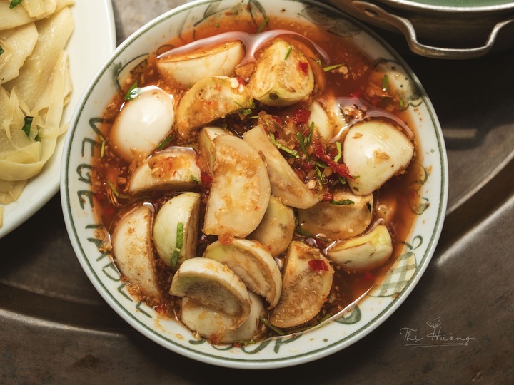 Chỉ sau khoảng 30 phút là đã có ngay một đĩa cà giòn rụm, chua ngọt hài hòa, thấm đẫm gia vị. (Ảnh: Thị Hường)