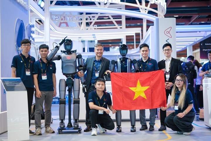 Đội ngũ VinRobotics cùng Tổng Giám đốc Ngô Quốc Hưng (thứ ba từ trái, hàng trên) tại ngày khai mạc Computex Taipei 2026, đánh dấu sự hiện diện của doanh nghiệp công nghệ Việt Nam tại một trong những sân khấu công nghệ lớn nhất thế giới. (Nguồn: VinRobotics)
