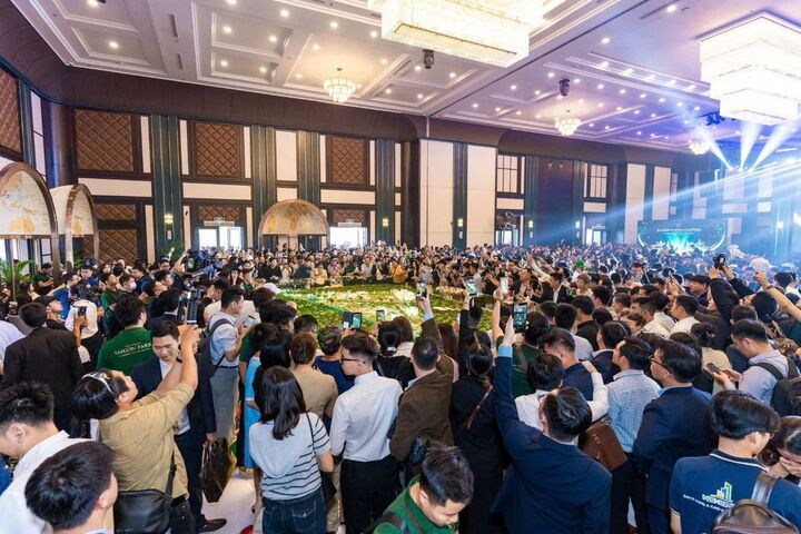 Hàng nghìn khách hàng, nhà đầu tư “vỡ òa” khi Vinhomes Sài Gòn Park công bố giá bán và chính sách bán hàng “bom tấn”, hôm 31/5.