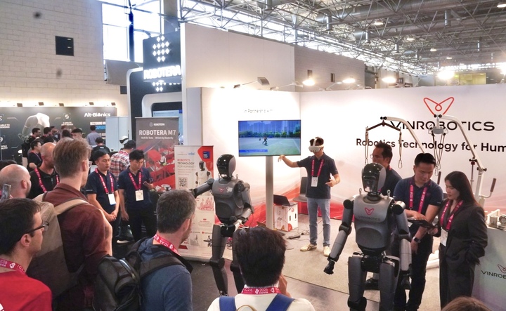 Tại ngày khai mạc ICRA 2026, người máy của VinRobotics gây ấn tượng với khả năng vận hành từ xa bằng công nghệ bắt chuyển động trên kính thực tế ảo, không cần thiết bị hỗ trợ bên ngoài. (Nguồn: VinRobotics)