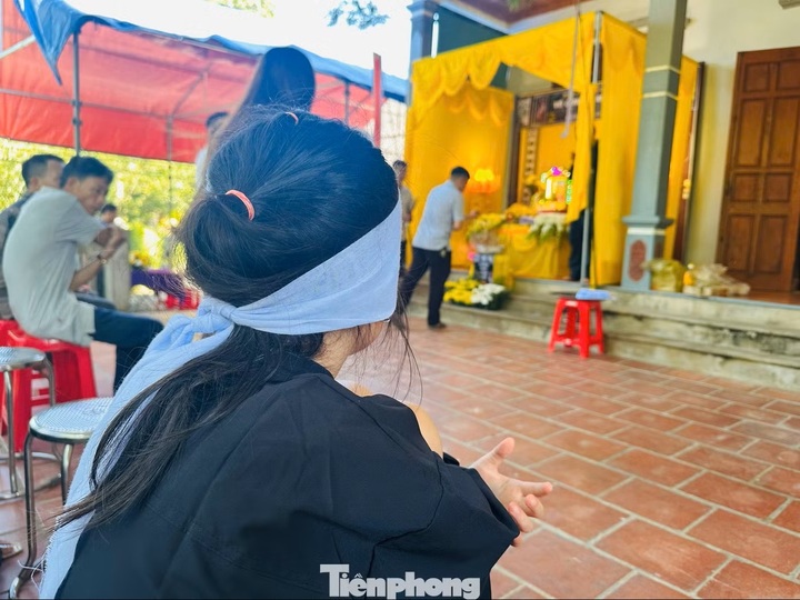 Con gái lớn chị N. chưa hết hoảng sợ sau khi chứng kiến sự việc đau lòng.