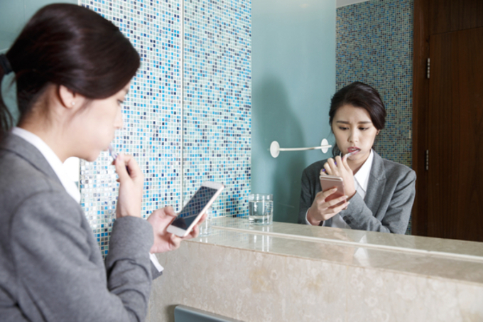 Người Hàn Quốc có văn hóa đánh răng sau bữa trưa. (Ảnh: KoreanJeajong)