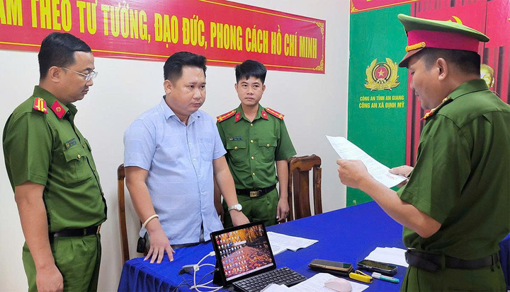 Nguyễn Phước Hậu bị Công an tỉnh An Giang khởi tố, bắt tạm giam để điều tra về hành vi lừa đảo chiếm đoạt tài sản.