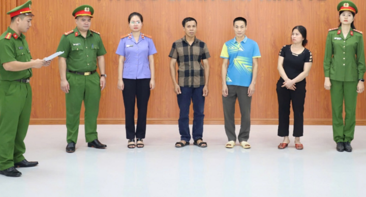 Cơ quan điều tra tống đạt quyết định khởi tố và lệnh bắt tạm giam đối với: Chu Trọng Hân (áo sơ mi kẻ), Thân Văn Trưởng (áo phông xanh) và Lê Thị Hoan (áo đen).