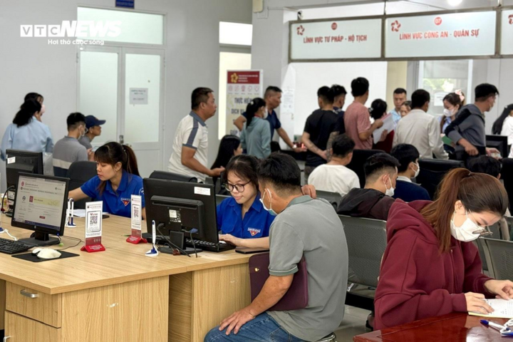 Nhiều khu vực hành chính tại TP.HCM quá tải vì khối lượng công việc lớn.