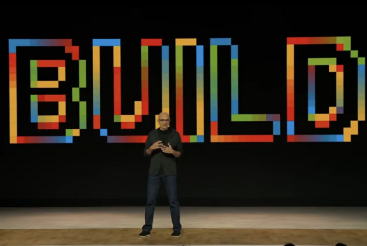 CEO Satya Nadella của Microsoft tại sự kiện. (Nguồn: TheVerge)