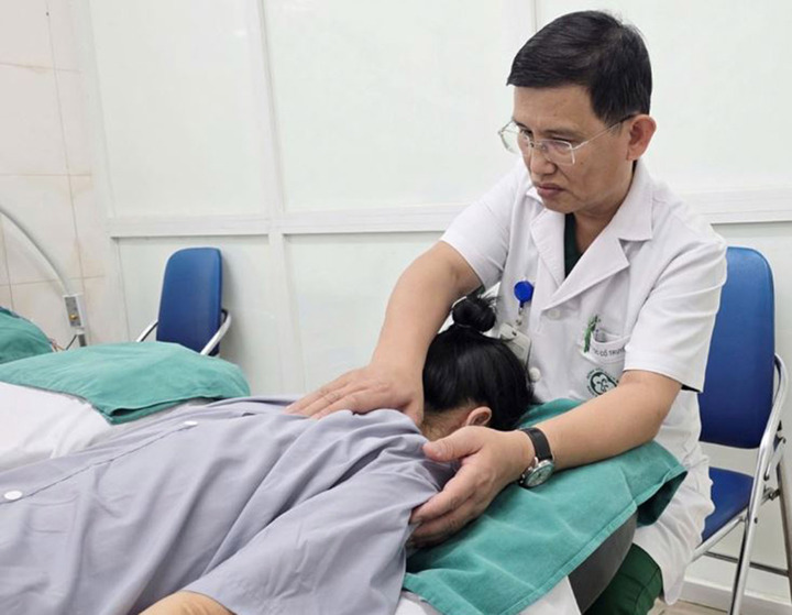 Chị H được BSCKII Nguyễn Phương Đông, Khoa Y học cổ truyền, Bệnh viện Bạch Mai thực hiện xoa bóp bấm huyệt