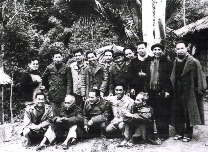 Bác Hồ (ngồi đầu tiên, từ phải sang) chụp ảnh cùng một số Ủy viên Trung ương Đảng khóa II (năm 1951) tại Chiêm Hóa, Tuyên Quang. Đồng chí Hồ Tùng Mậu đứng thứ tư, từ phải sang.