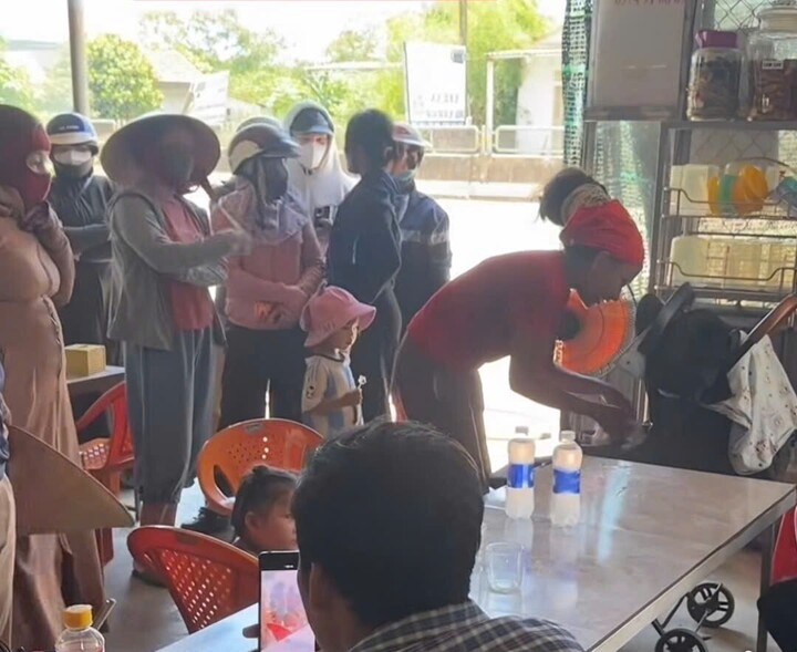 Ba mẹ con dừng nghỉ chân tại xã Sen Ngư (Quảng Trị) và được chính quyền, người dân vận động, thuyết phục đưa con trở ra Bắc