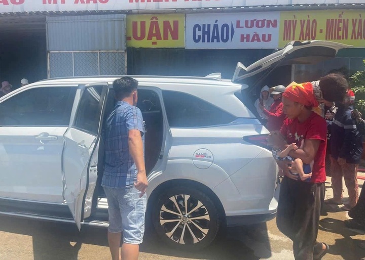 Sau khi được sự đồng ý của người mẹ, chính quyền địa phương và người dân thuê taxi chở cả 3 mẹ con ra miền Bắc