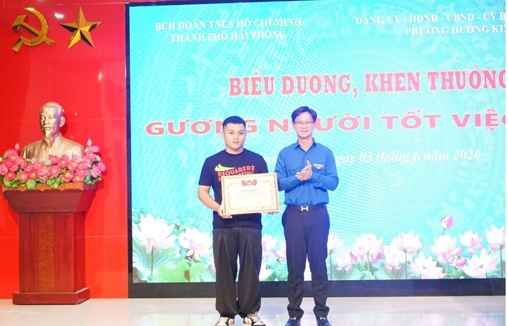 Thành đoàn Hải Phòng trao bằng khen cho anh Phạm Thế Huy Hoàng vì hành động dũng cảm tham gia khống chế đối tượng dùng hung khí tấn công một phụ nữ trên địa bàn thành phố.