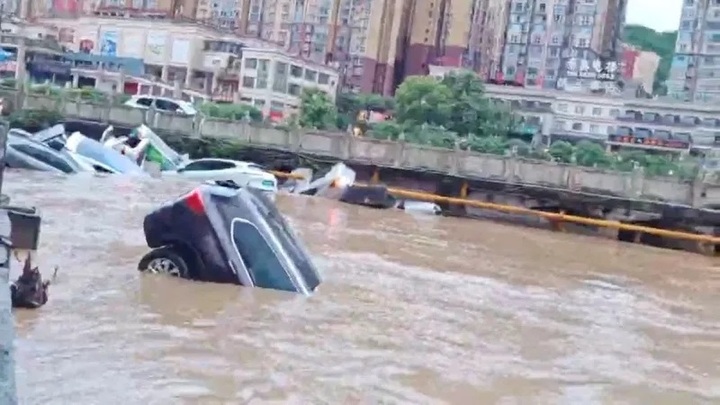 Mưa lớn gây ngập lụt nặng ở thành phố Quý Châu, Trung Quốc. (Ảnh: Reuters)