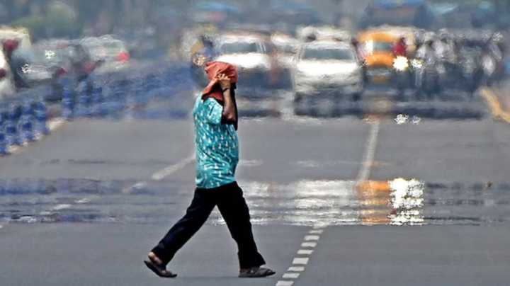 Người đàn ông băng qua đường dưới nắng nóng gay gắt ở Ấn Độ. (Ảnh: India Today)