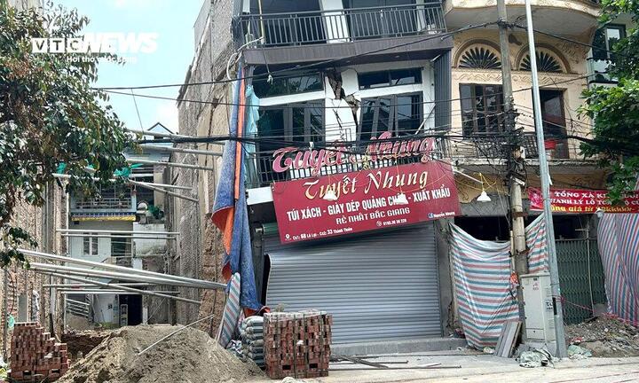 Ngôi nhà 3 tầng của gia đình bà Nh. bị nghiêng, nứt toác do nhà bên cạnh đào móng.