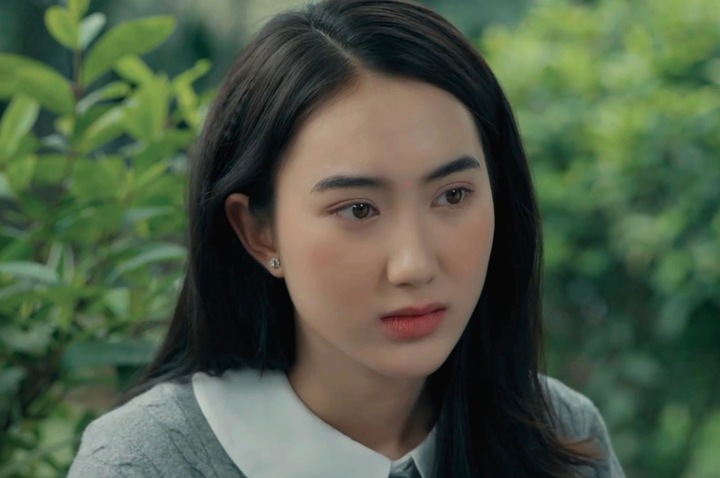 Bộ phim truyền hình "Dưới ô cửa sáng đèn" trên VTV đang gây chú ý với sự tham gia của dàn diễn viên trẻ. Đặc biệt nhân vật Trang do diễn viên Lê Trần Thanh Tâm cũng nhanh chóng trở thành tâm điểm bàn luận trên mạng xã hội.