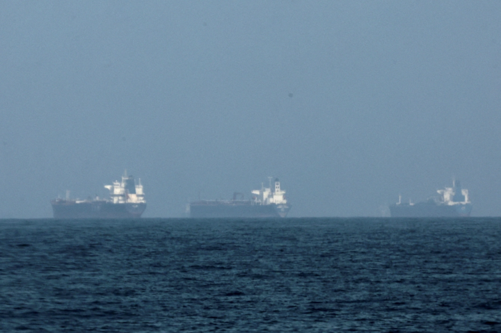 Tàu chở dầu di chuyển ngoài khơi Fujairah, Các Tiểu vương quốc Ả Rập Thống nhất. (Ảnh: Reuters)