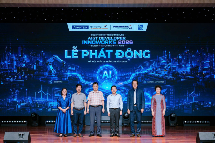 Đại diện Ban tổ chức, đơn vị tài trợ, đơn vị bảo trợ chuyên môn và Đại học Phenikaa thực hiện nghi thức phát động cuộc thi AIoT Developer InnoWorks 2026.