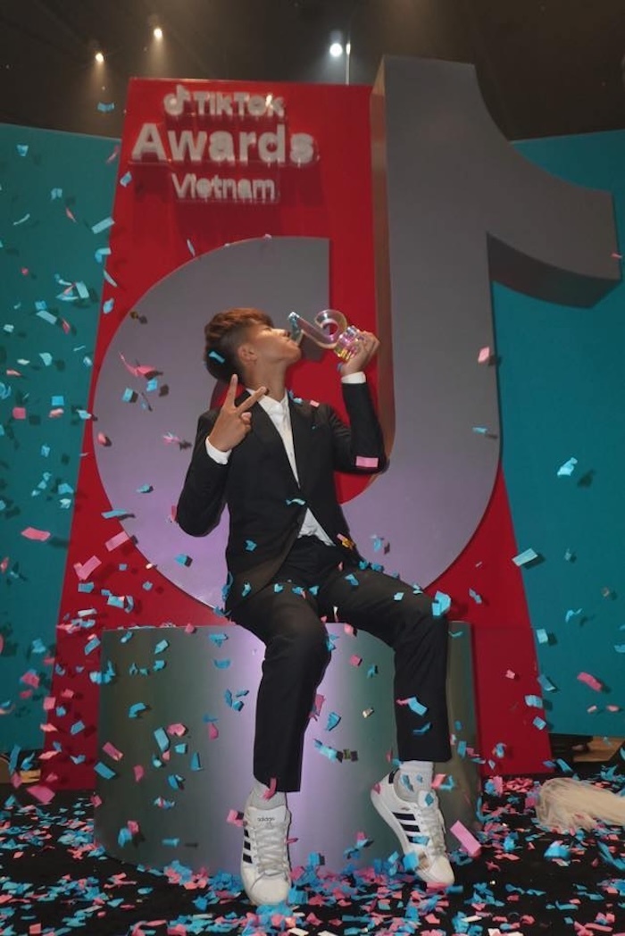 Ở tuổi 17, Việt Anh được vinh danh ở lĩnh vực sáng tạo nội dung khi nhận giải "Nhà sáng tạo nội dung thể thao hay nhất" tại TikTok Awards 2024. (Ảnh: NVCC)
