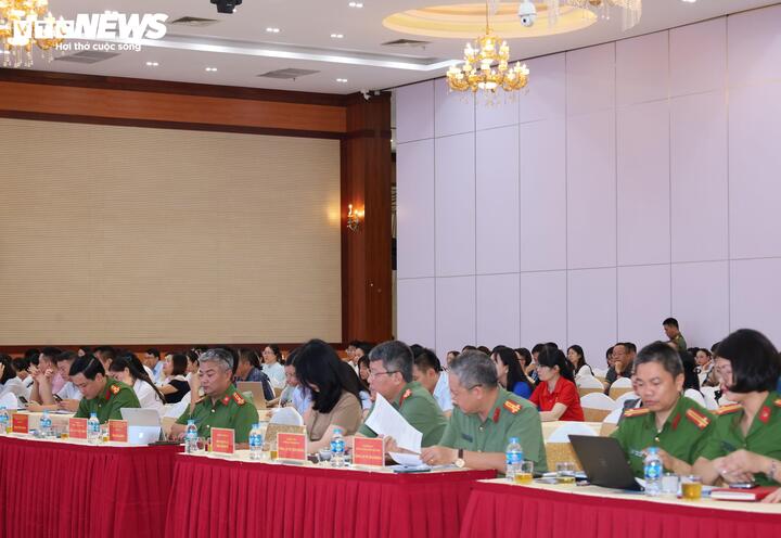 Các đại biểu Học viện Cảnh sát nhân dân (Bộ Công an), Công an TP Hải Phòng tham dự và phổ biến một số chính sách, pháp luật mới về BHXH, BHYT, BHTN.